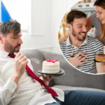 Vrouw verrast man met ‘niemand boeit het’-taart na werkprestatie