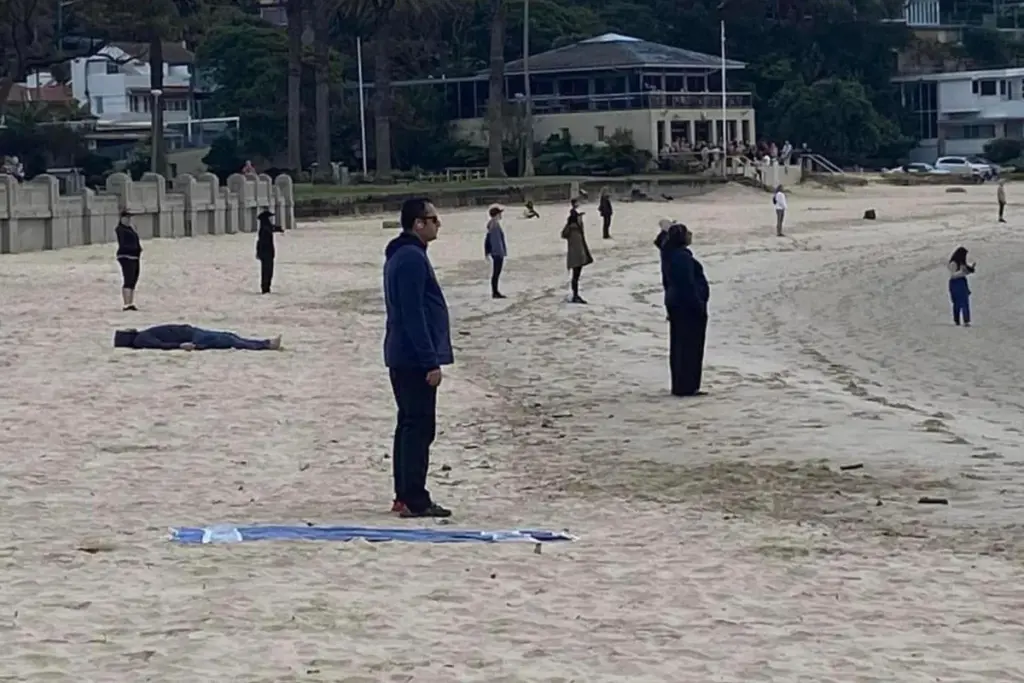 Het mysterie van de ‘vreemde’ groep op het strand van Balmoral baart zorgen bij locals