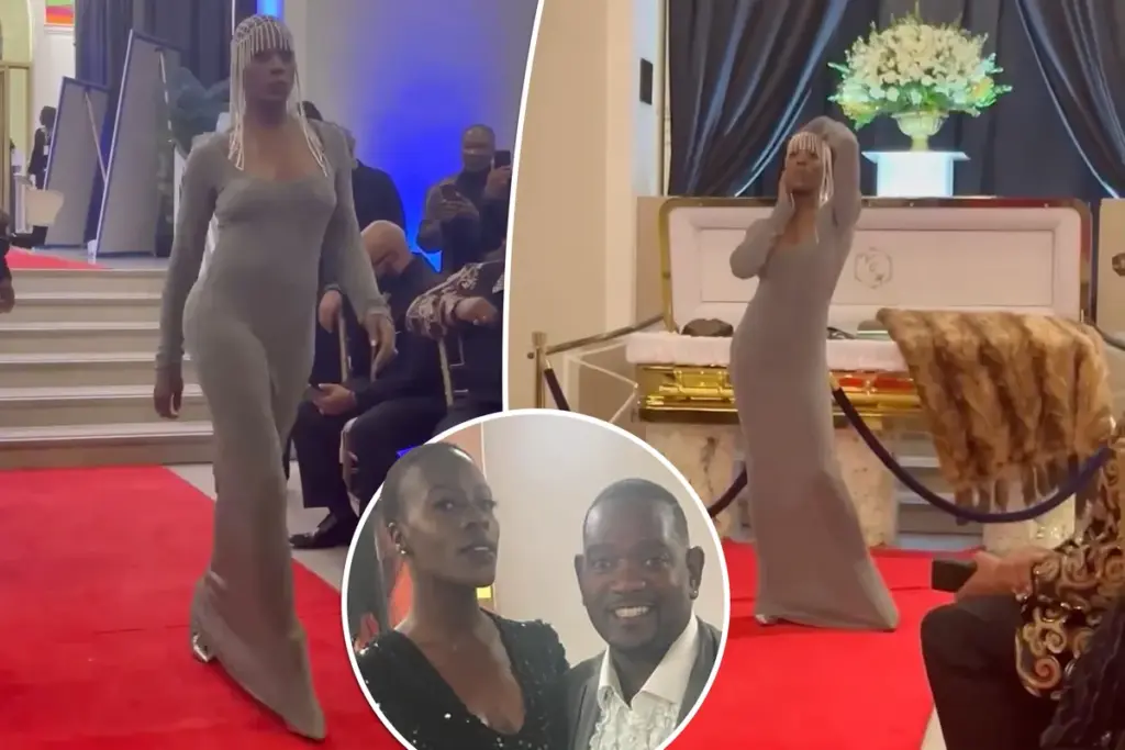 Model loopt catwalk bij open kist uitvaart in New Jersey en verdedigt opvallende ode