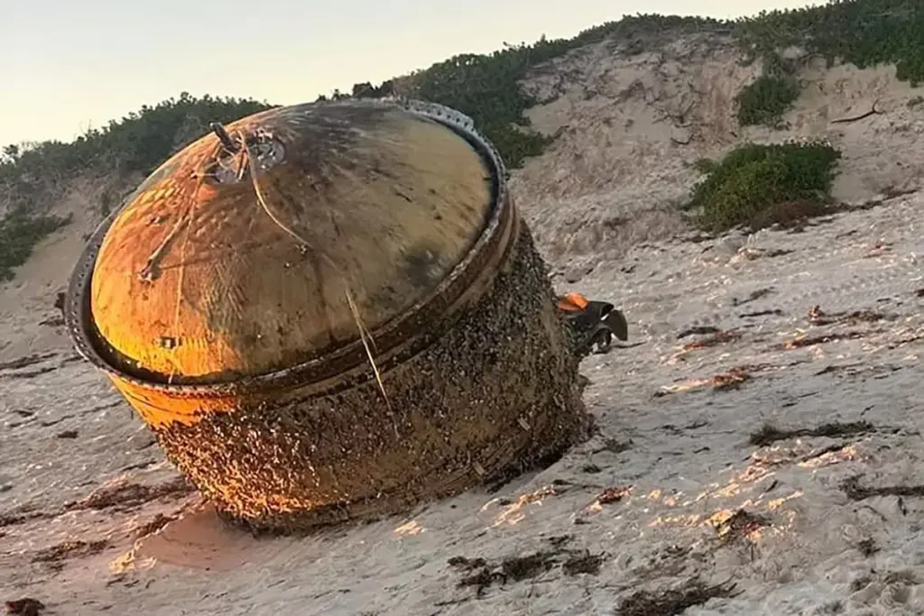 Experts waarschuwen publiek: mogelijk gevaarlijk ruimteafval spoelt aan op strand