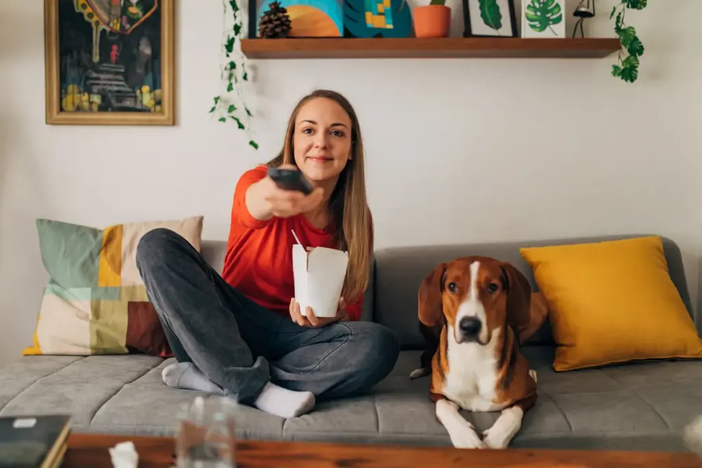 Waarom bijna de helft van de Amerikanen liever tv kijkt met hun hond dan met hun partner