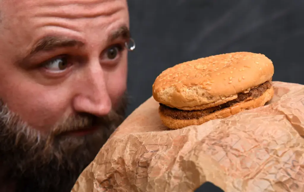 Deze McDonald’s-burger uit 1995 blijft onaangetast – zelfs ratten willen hem niet