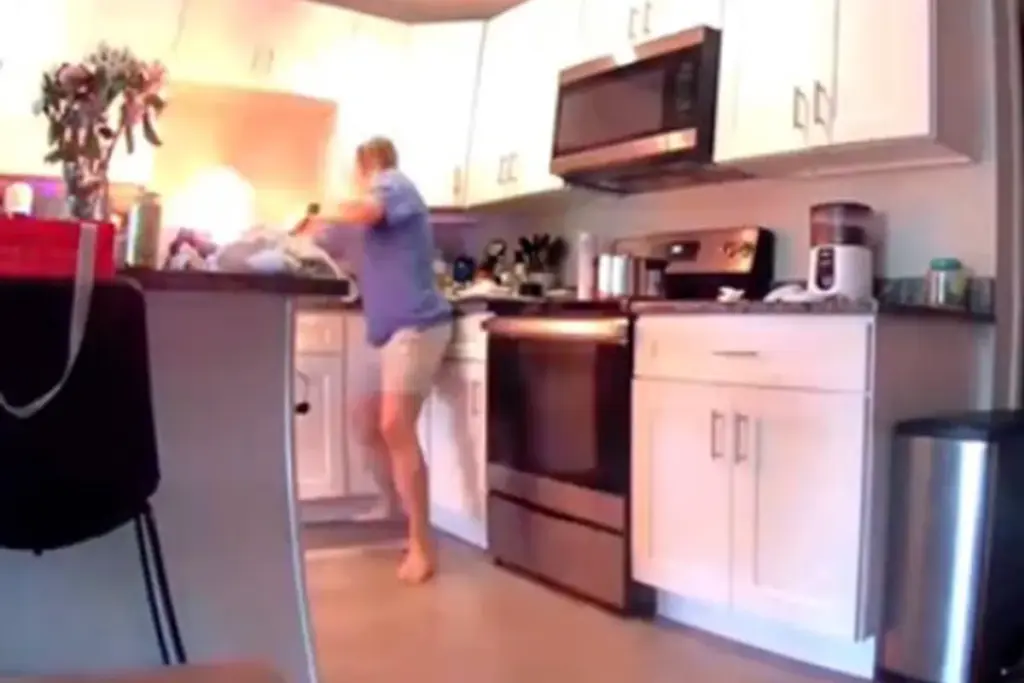 TikTok-gebruiker laat zien hoe je géén vetbrand moet blussen (en wat je wel moet doen)
