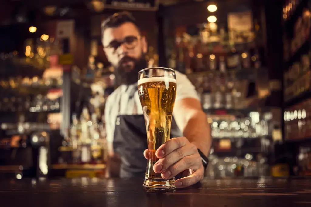 Geheime bartender-codes onthuld: zo herkennen ze knappe gasten