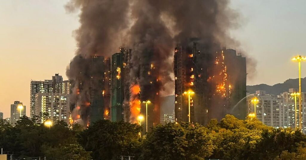 Grote brand in Hong Kong verwoest hoogbouwcomplex met dodelijke slachtoffers