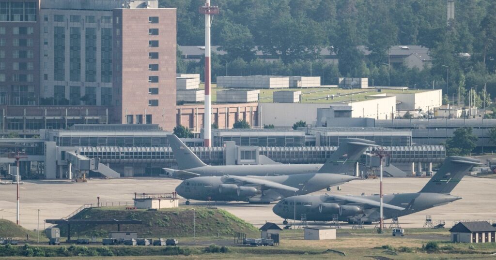 Hoe de shutdown de betalingen voor werknemers op Amerikaanse militaire bases in het buitenland beïnvloedt