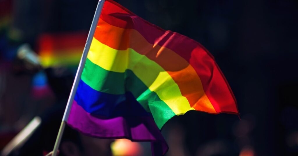 Kazachstan verbiedt online seksuele en genderdiversiteit: wat betekent dit voor de samenleving?