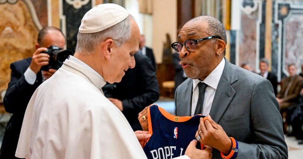 Paus Leo XIV ontving Hollywoodsterren in het Vaticaan voor een speciale filmavond