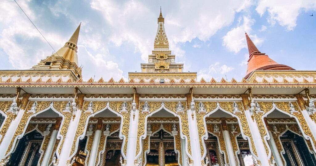 Verbazingwekkend voorval bij Thaise tempel: vrouw beweegt zich uit haar doodskist