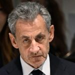 Voormalig Franse president Nicolas Sarkozy vrijgelaten onder gerechtelijk toezicht na uitspraak rechtbank