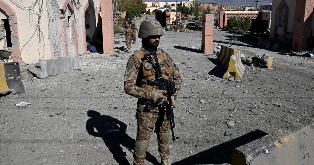 Aardaanval in Noordwest-Pakistan: Gewelddadige confrontatie met burgers en militaire verliezen