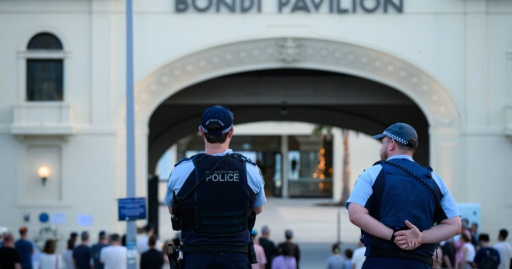 Australische politie ontdekt wapens en antisemitische materialen na arrestatie verdachte