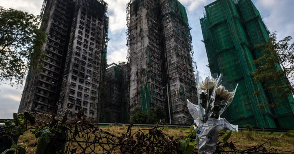 Bezorgde Beijing waarschuwt buitenlandse media over beschuldigingen na grote brand in Hong Kong