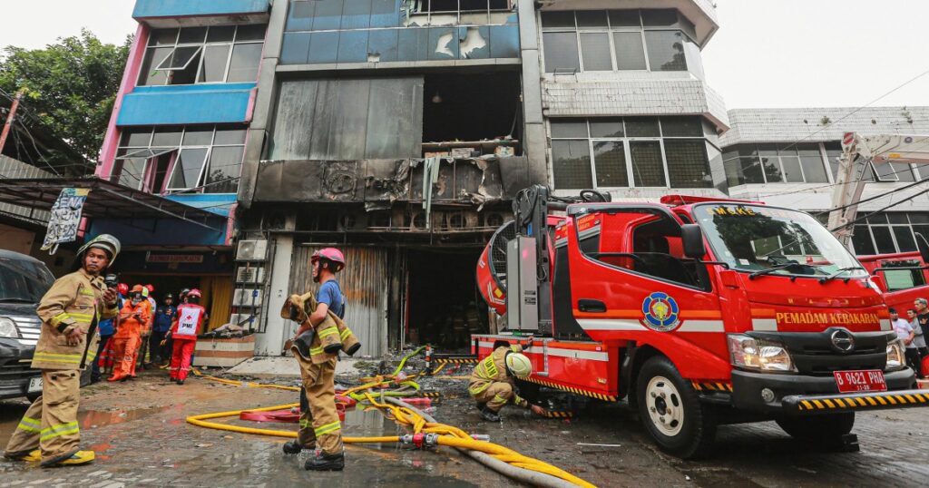 Brand in een kantoorgebouw in Jakarta eist minstens 22 levens en veroorzaakt chaos