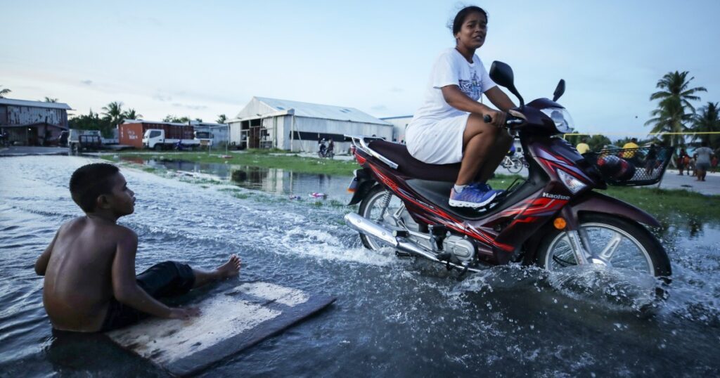De eerste klimaatmigranten uit Tuvalu arriveren in Australië: een nieuwe stap in het omgaan met zeespiegelstijging