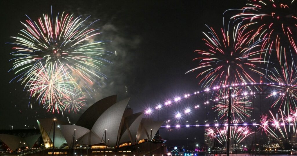 De wereld sluit 2025 af en kijkt uit naar een onzeker 2026