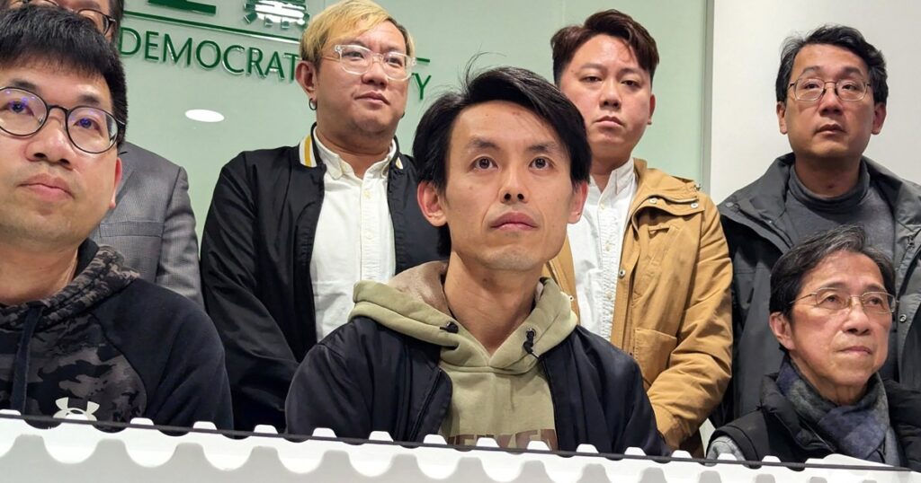 Hongkong's Laatste Grote Oppositiepartij Verdwijnt na Decennia van Politieke Strijd