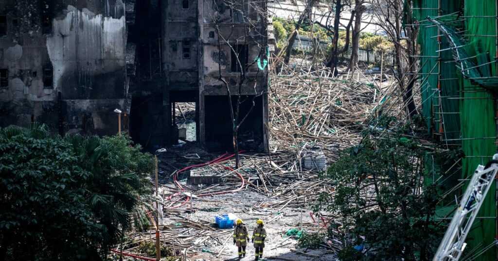 Massale brand in Hong Kong: Hoe de tragedie het politieke klimaat beïnvloedt