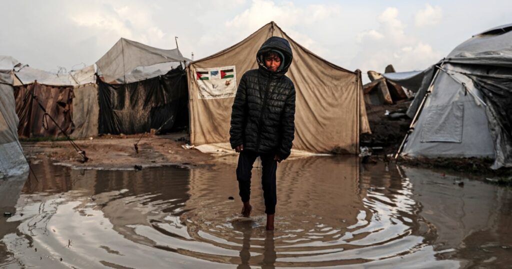 Natstormen en verwoeste levens: de situatie in Gaza na twee jaar conflict