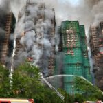 Onderzoek naar Brand in Hong Kong onthult tekortkomingen in veiligheidsnormen en oproep tot verantwoordingsplicht