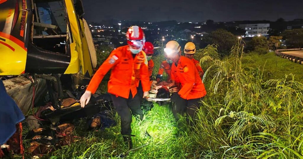 Ongevallen op Java: tragische busaanrijding eist zestien levens