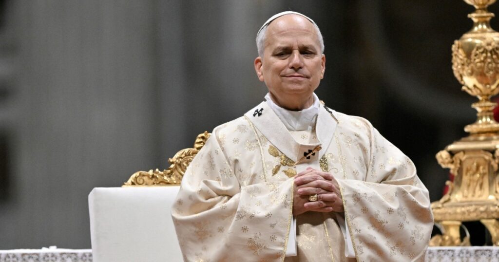 Paus Leo XIV spreekt over vrede en lijden tijdens eerste Kerstmispreek