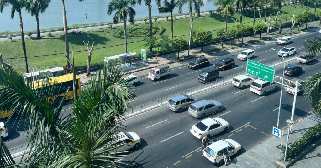 Protesten en Autoriteiten in Myanmar: Een Analyse van het Verzet tegen Militair Bewind