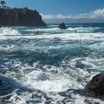 Tragisch voorval op Tenerife: krachtige golf meesleurt zwemmers met dodelijke afloop