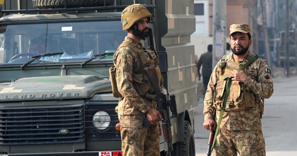 Verhoogde spanningen in Pakistan na aanval op politie: een overzicht van het recente geweld