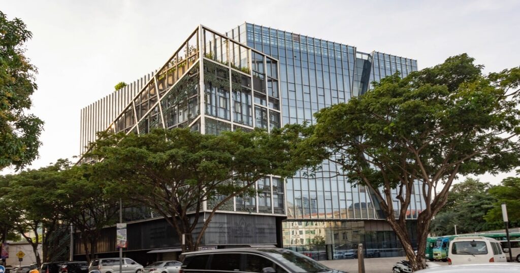 De arrestatie en uitlevering van een Chinese miljardair in Cambodja: een dieper inzicht in cybercriminaliteit en internationale politiek