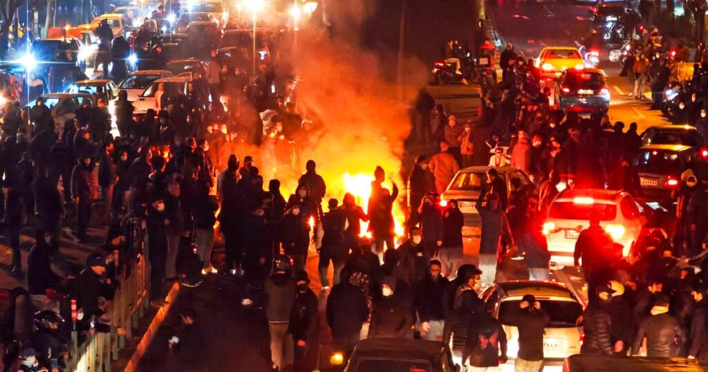 Hackers oxiden Iraanse staats-tv uitzendingen en ondersteunen ex-kroonprins, terwijl het land worstelt met protesten en geweld