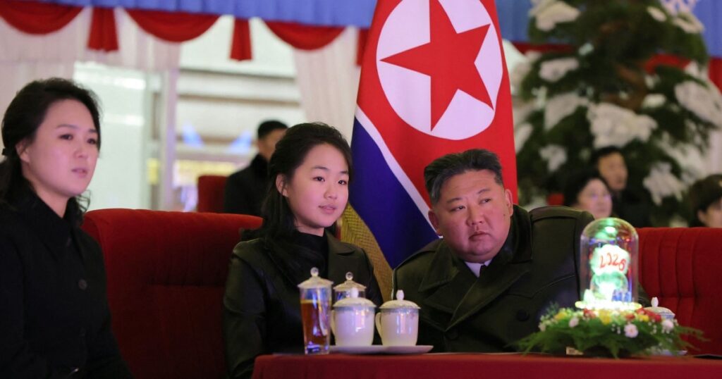 Het Nieuwjaar in Noord-Korea: Kim Jong Un vierd met vuurwerk en familie