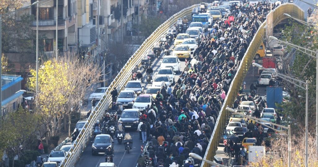 Tragische overwinning: Een gewonde bij protesten in Iran en de reactie van de autoriteiten