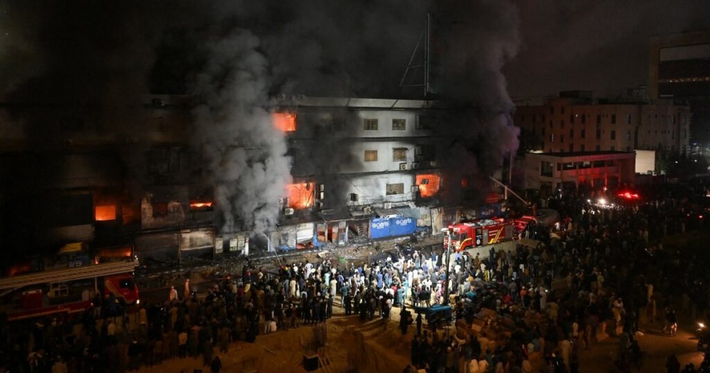 Vlammen in Karachi: Een Verwoestende Brand in een Winkelcentrum