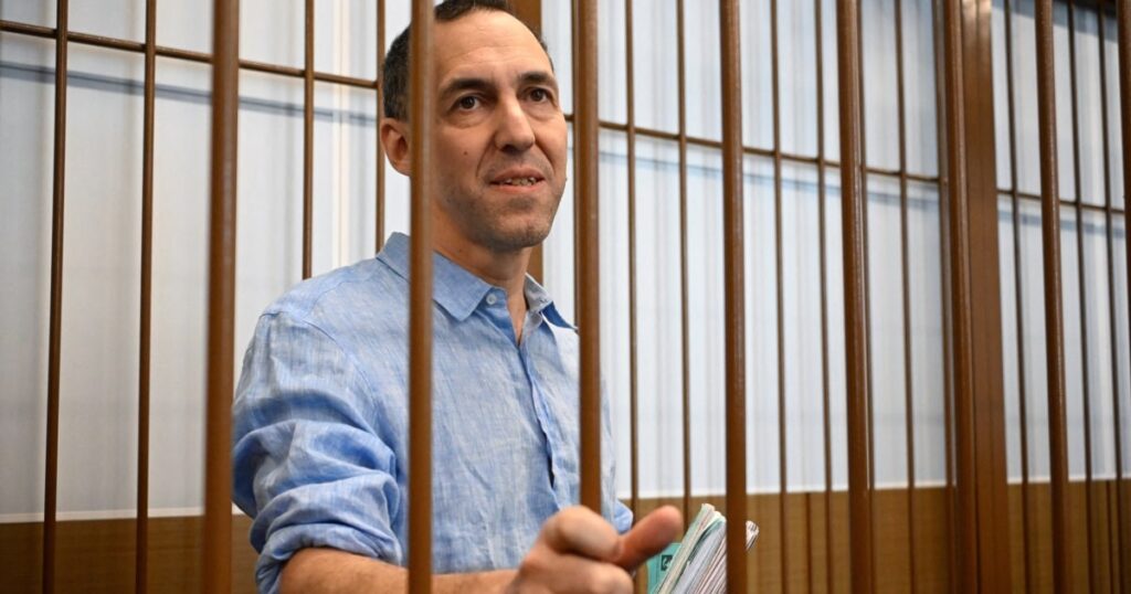 Vrijlating van Franse onderzoeker in Rusland rammelt de spanningen tussen Moskou en Parijs